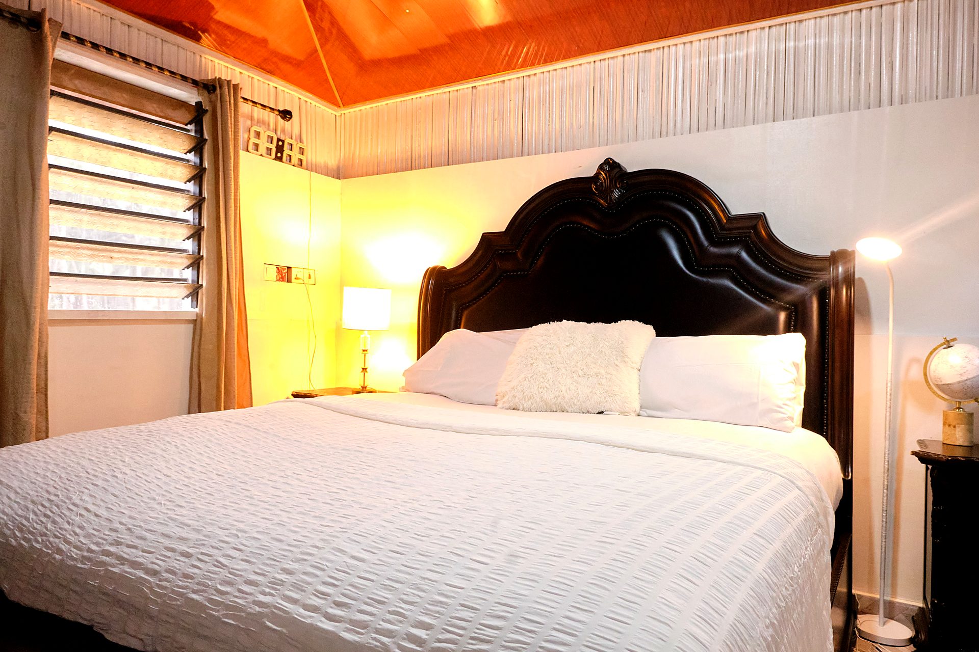A guest room at Venice View Beach Resort