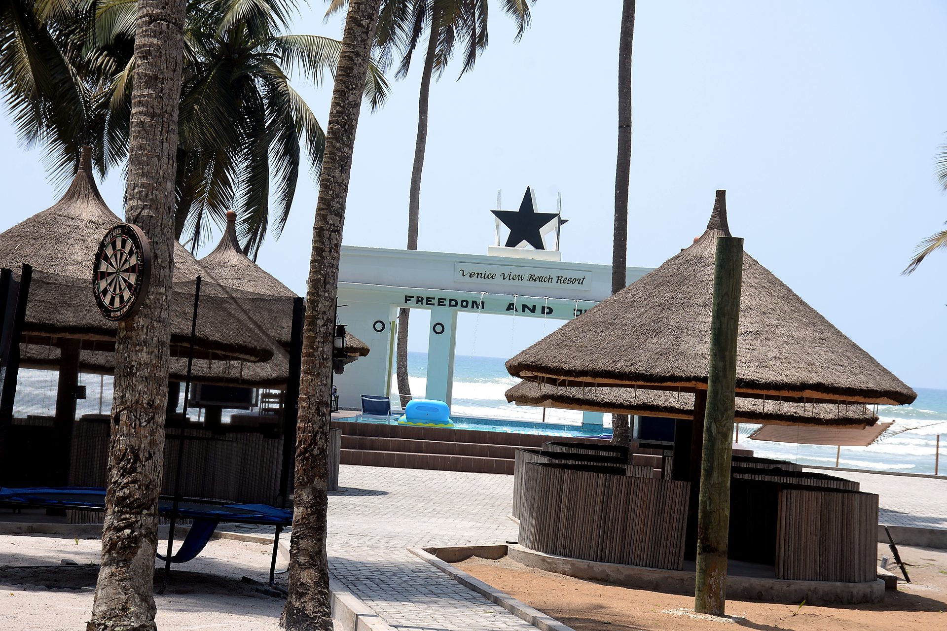 The pool and Black Star arch at Venice View Beach Resort