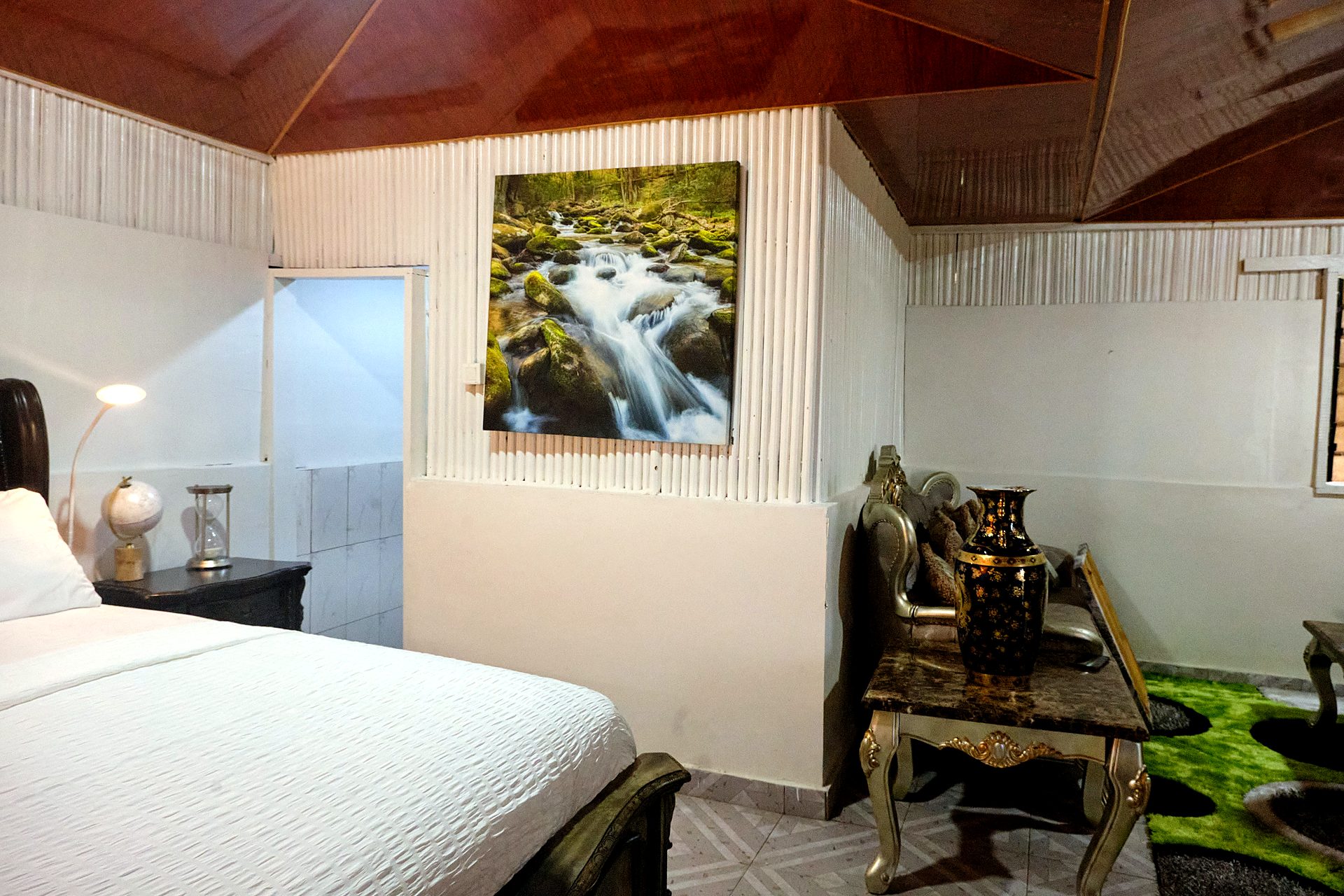 A guest room at Venice View Beach Resort