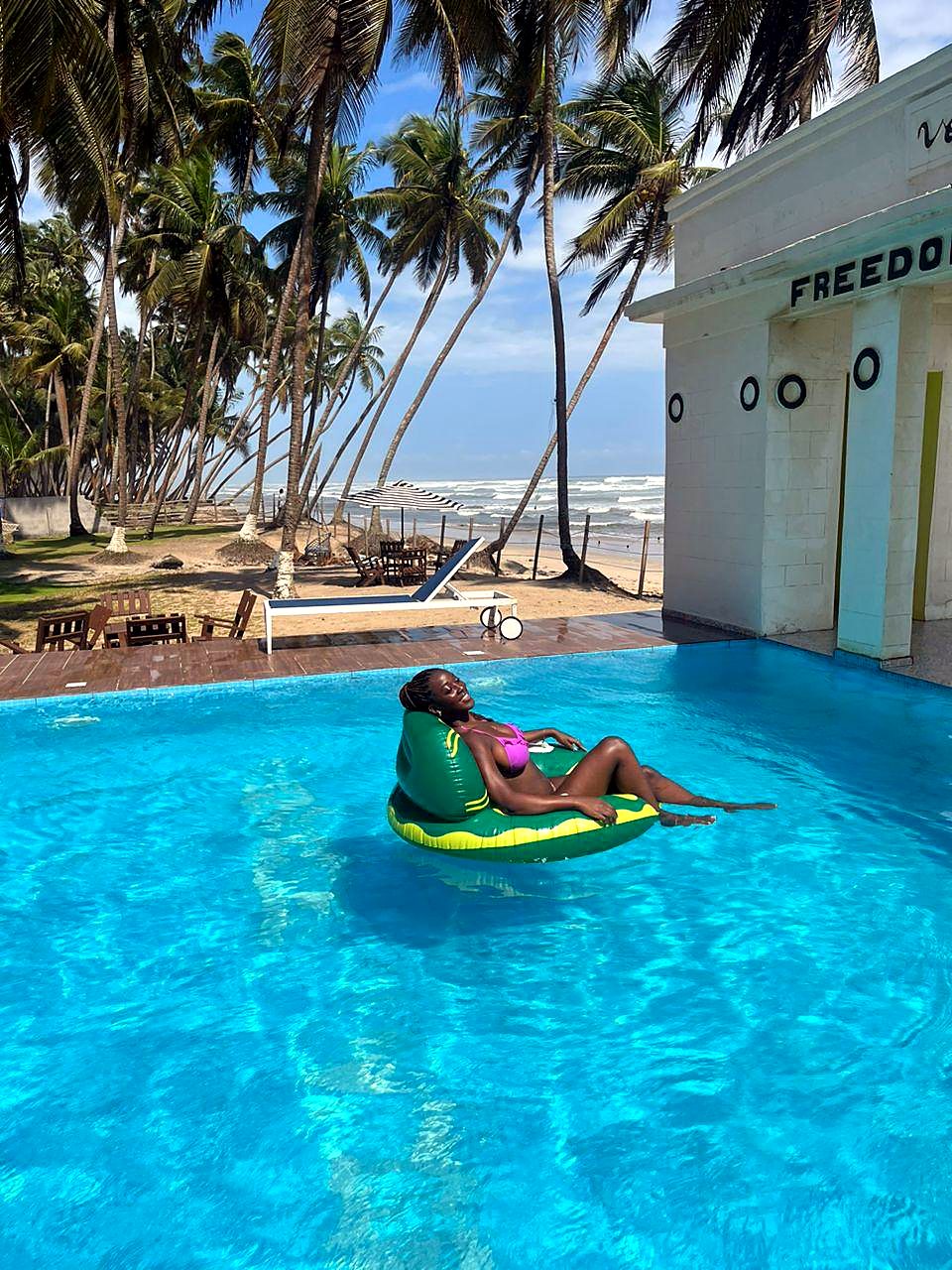 The pool and Black Star arch at Venice View Beach Resort