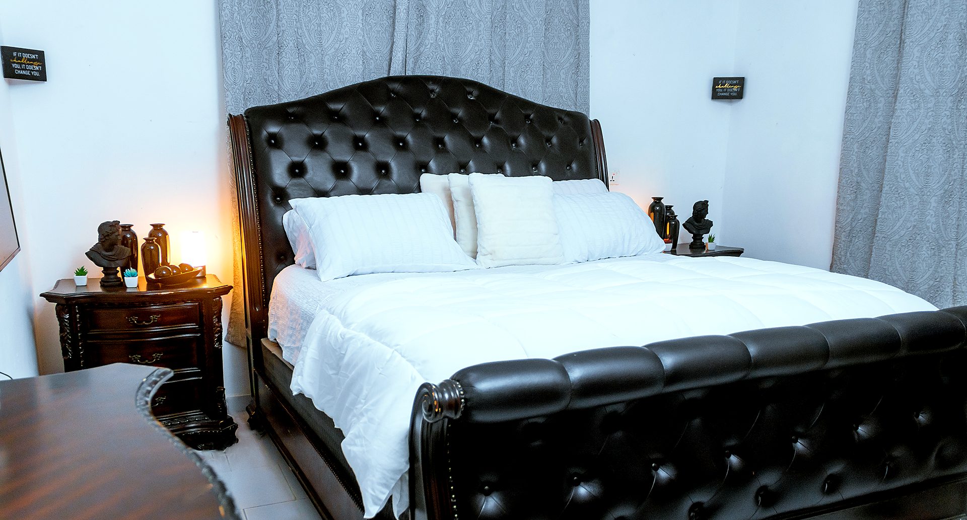 A guest room at Venice View Beach Resort