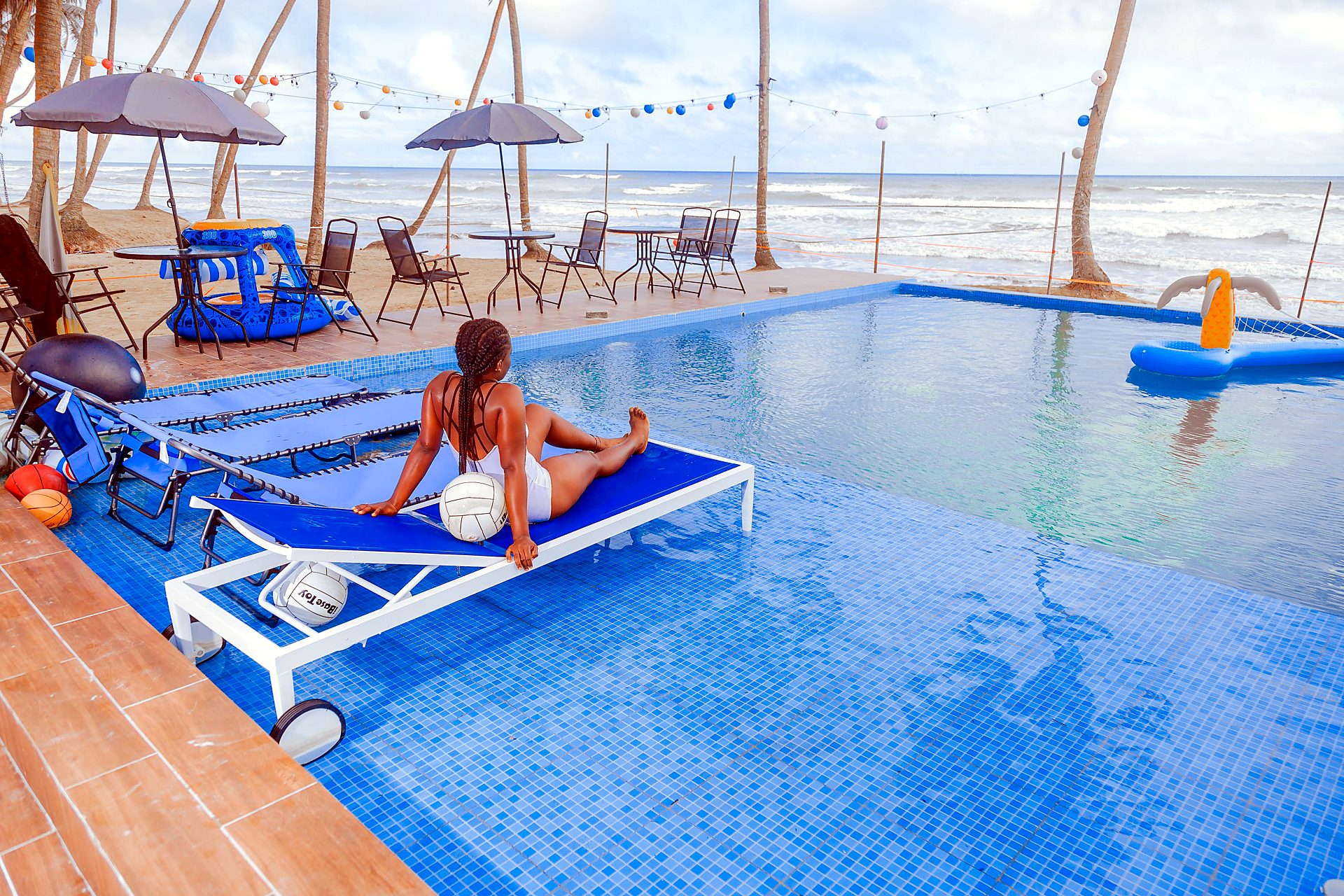The pool and Black Star arch at Venice View Beach Resort
