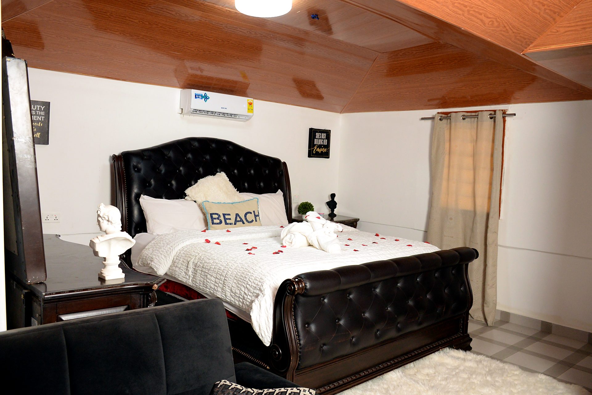 A guest room at Venice View Beach Resort
