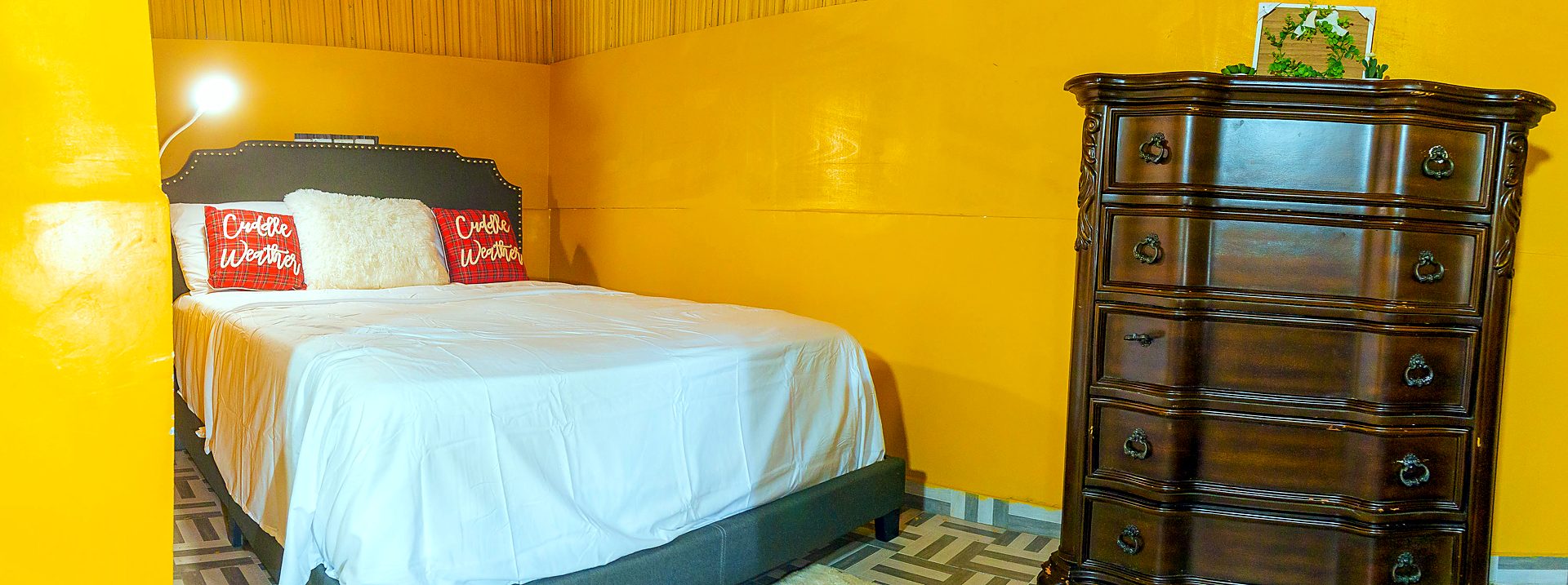 A guest room at Venice View Beach Resort