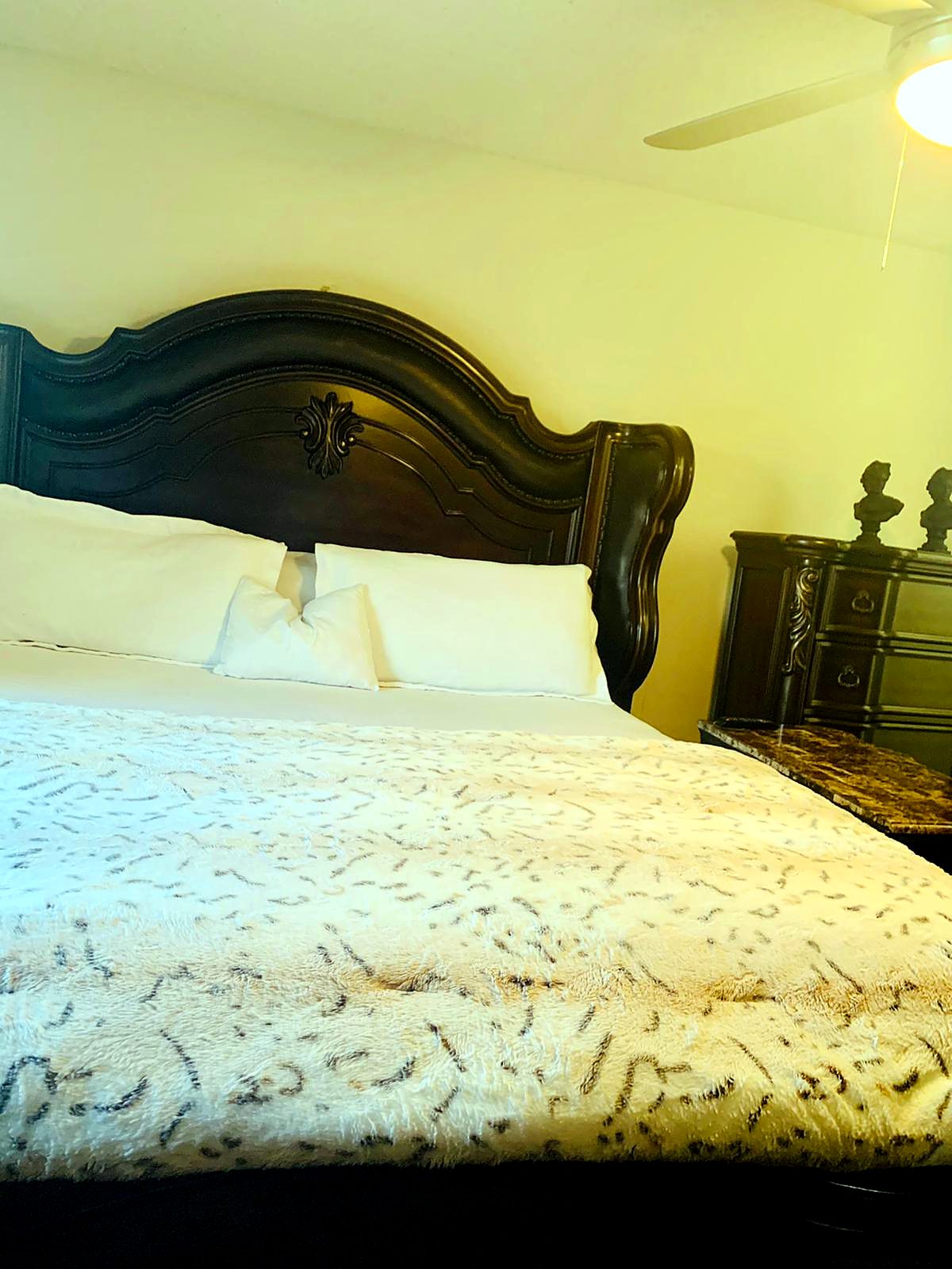 A guest room at Venice View Beach Resort
