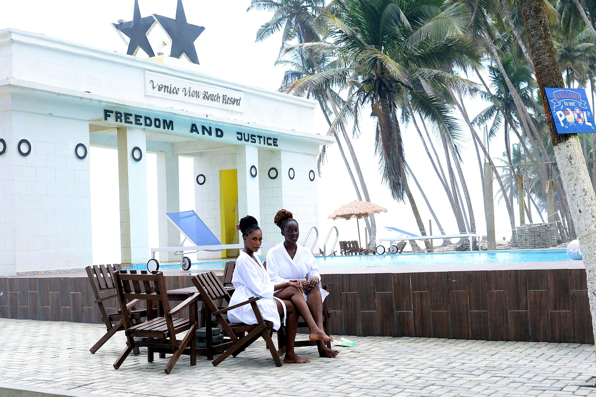 The pool and Black Star arch at Venice View Beach Resort