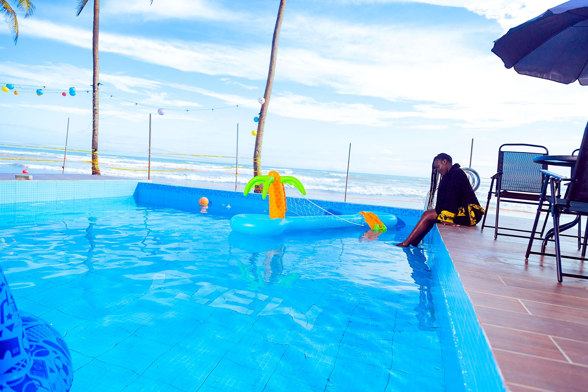 The pool and Black Star arch at Venice View Beach Resort