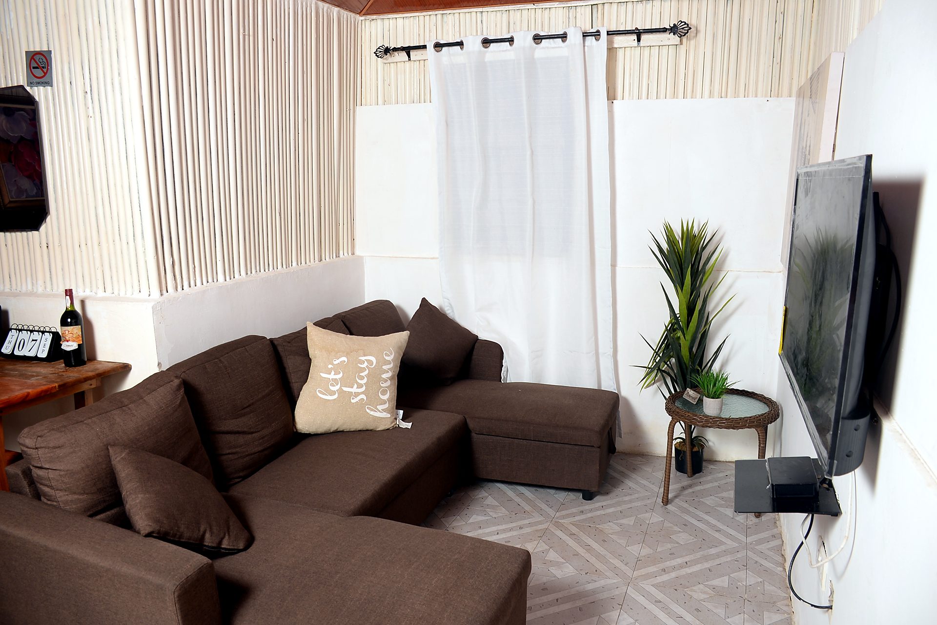 A guest room at Venice View Beach Resort